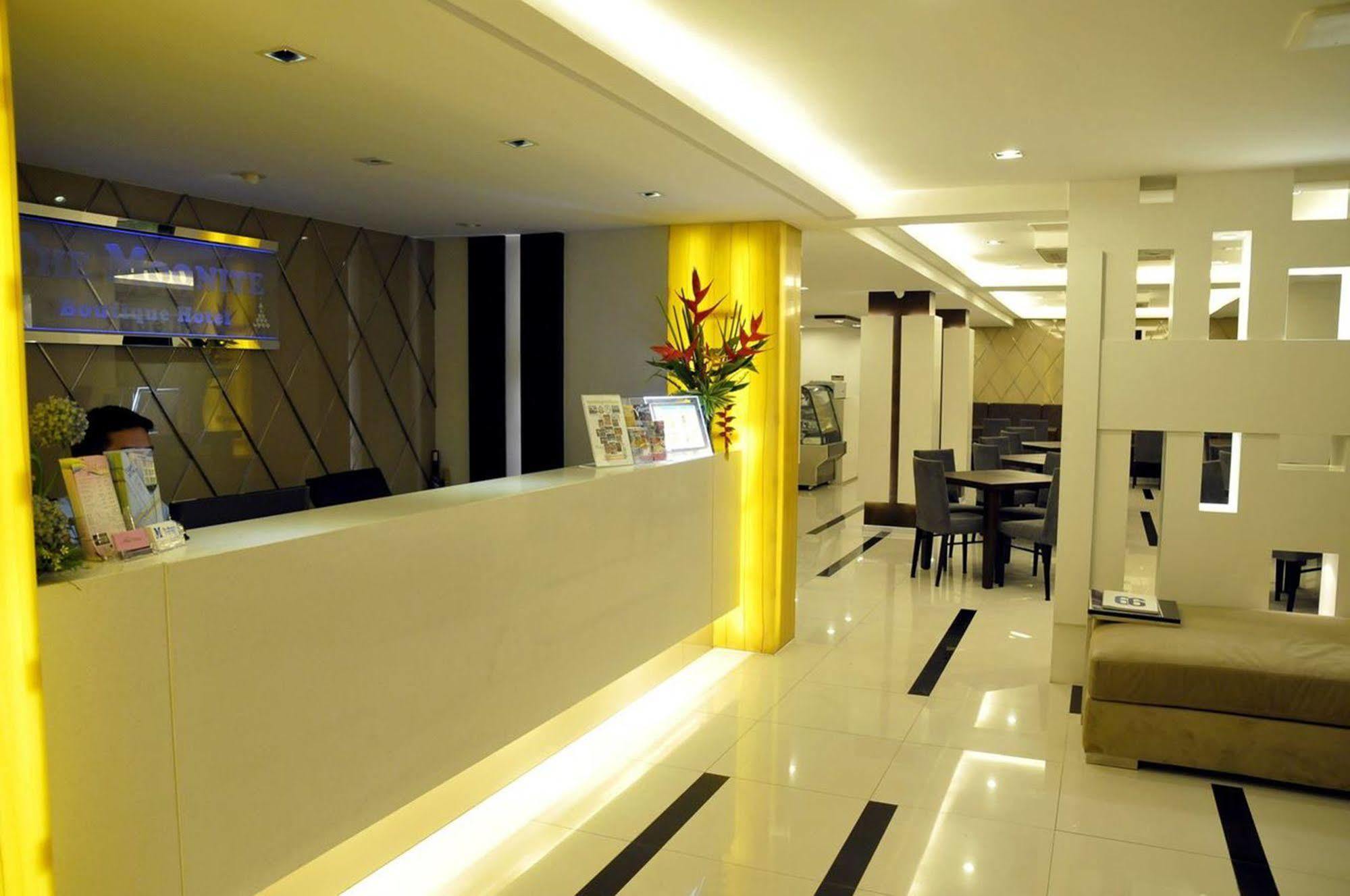Khách sạn The Moonite Boutique Bangkok